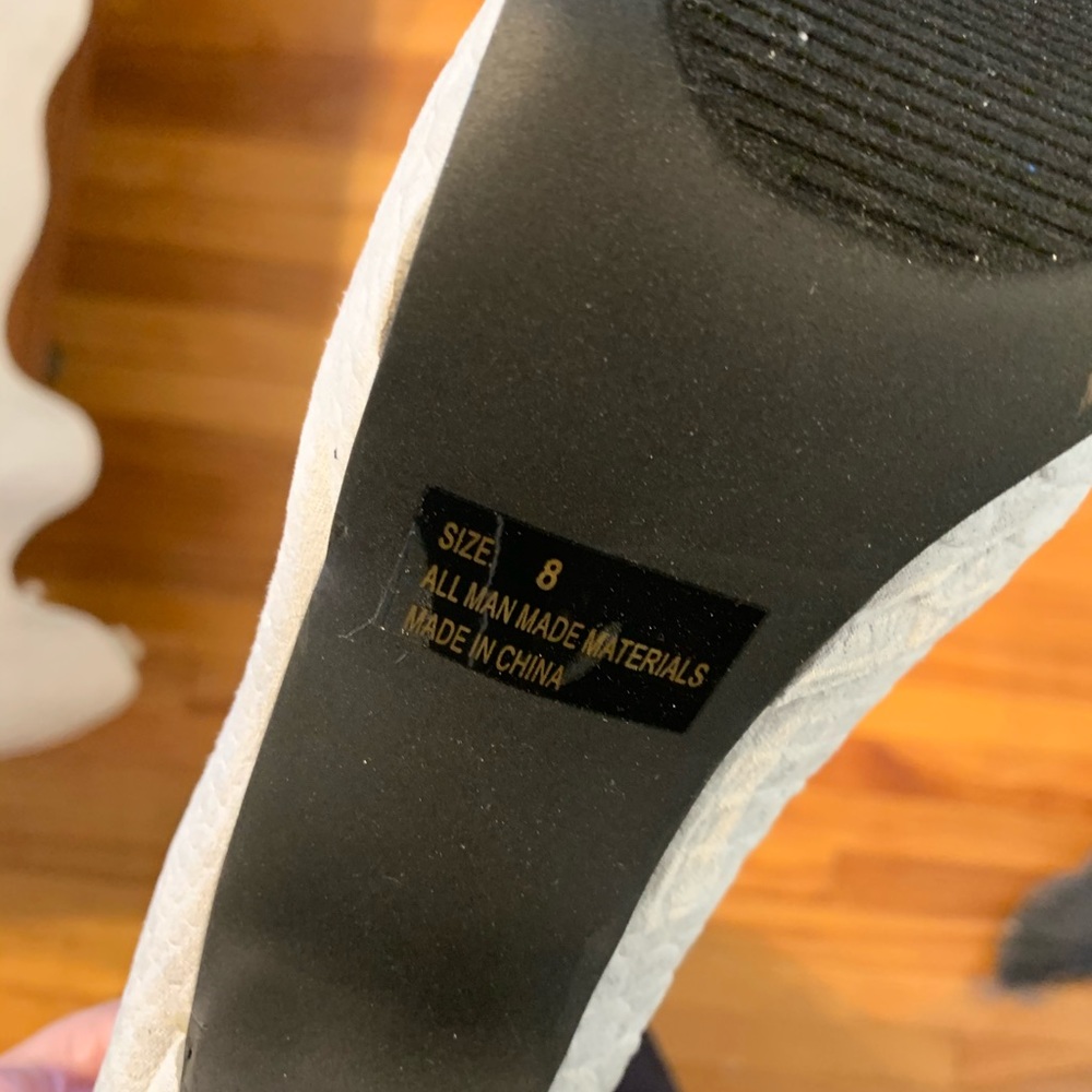 Light gray heels - Picture 3 of 3
